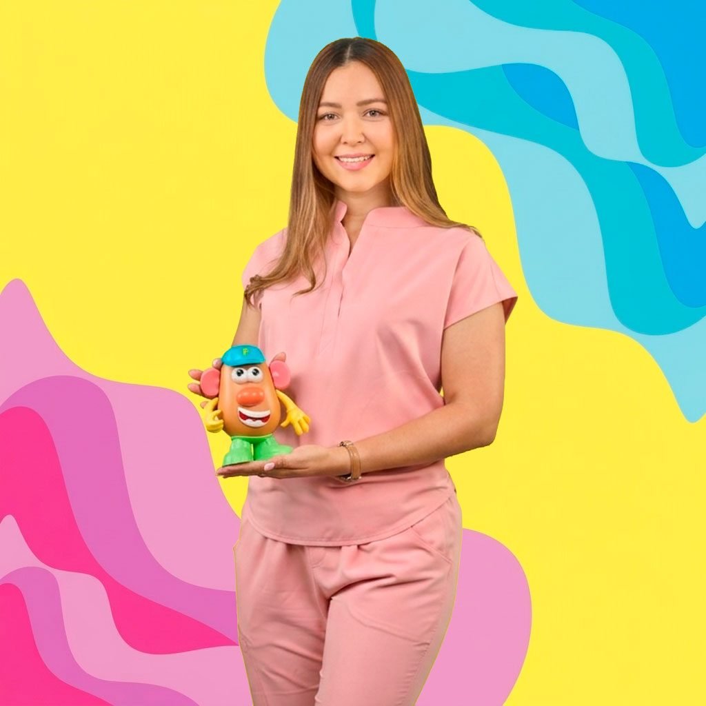 Mgtr. Ashley Herrera, fonoaudióloga de Rincón del Habla, con un juguete didáctico para terapia de lenguaje infantil en Panamá