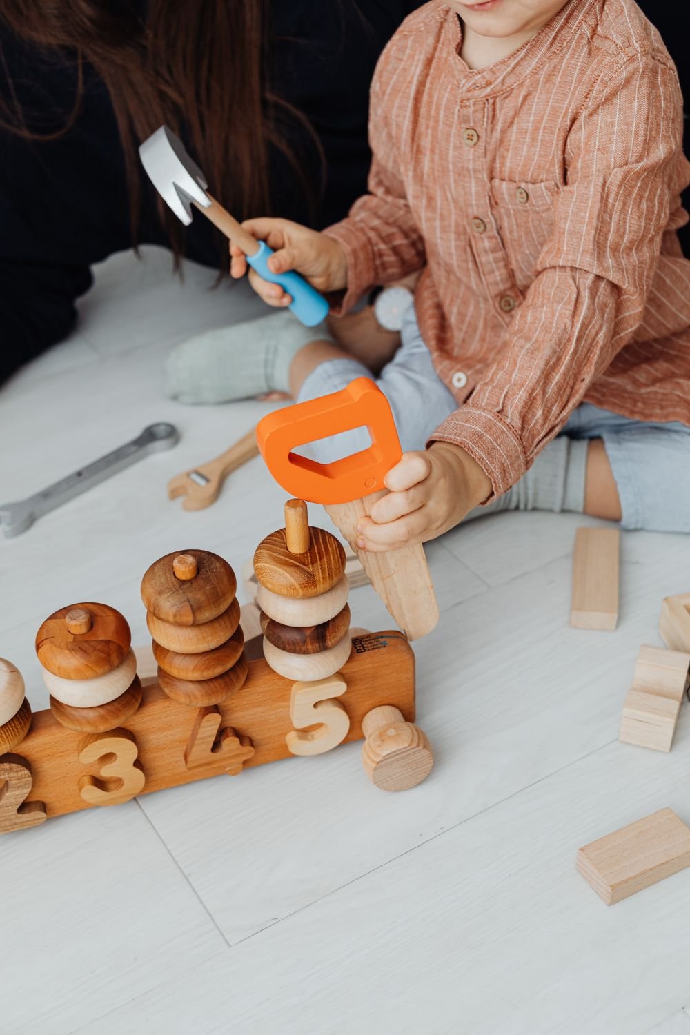 Niño jugando con juguetes de madera durante una terapia