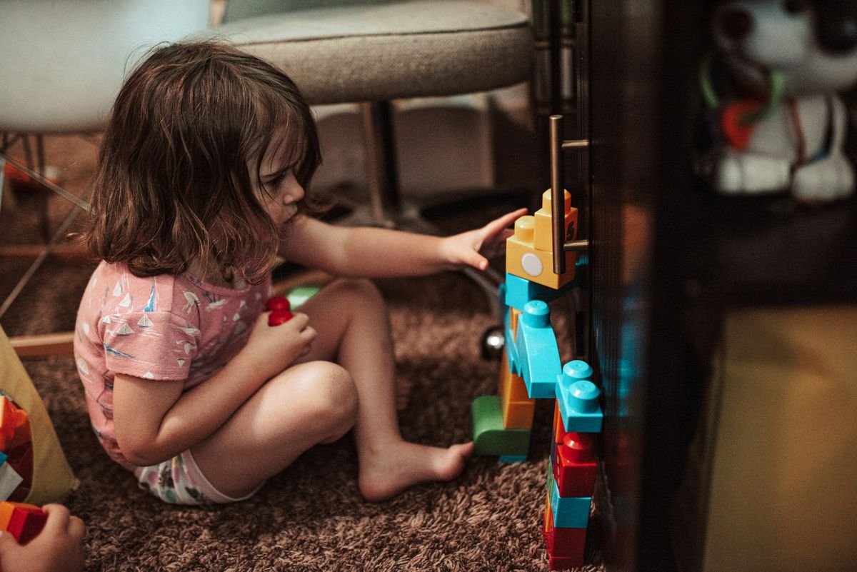 Niña jugando con bloques de construcción